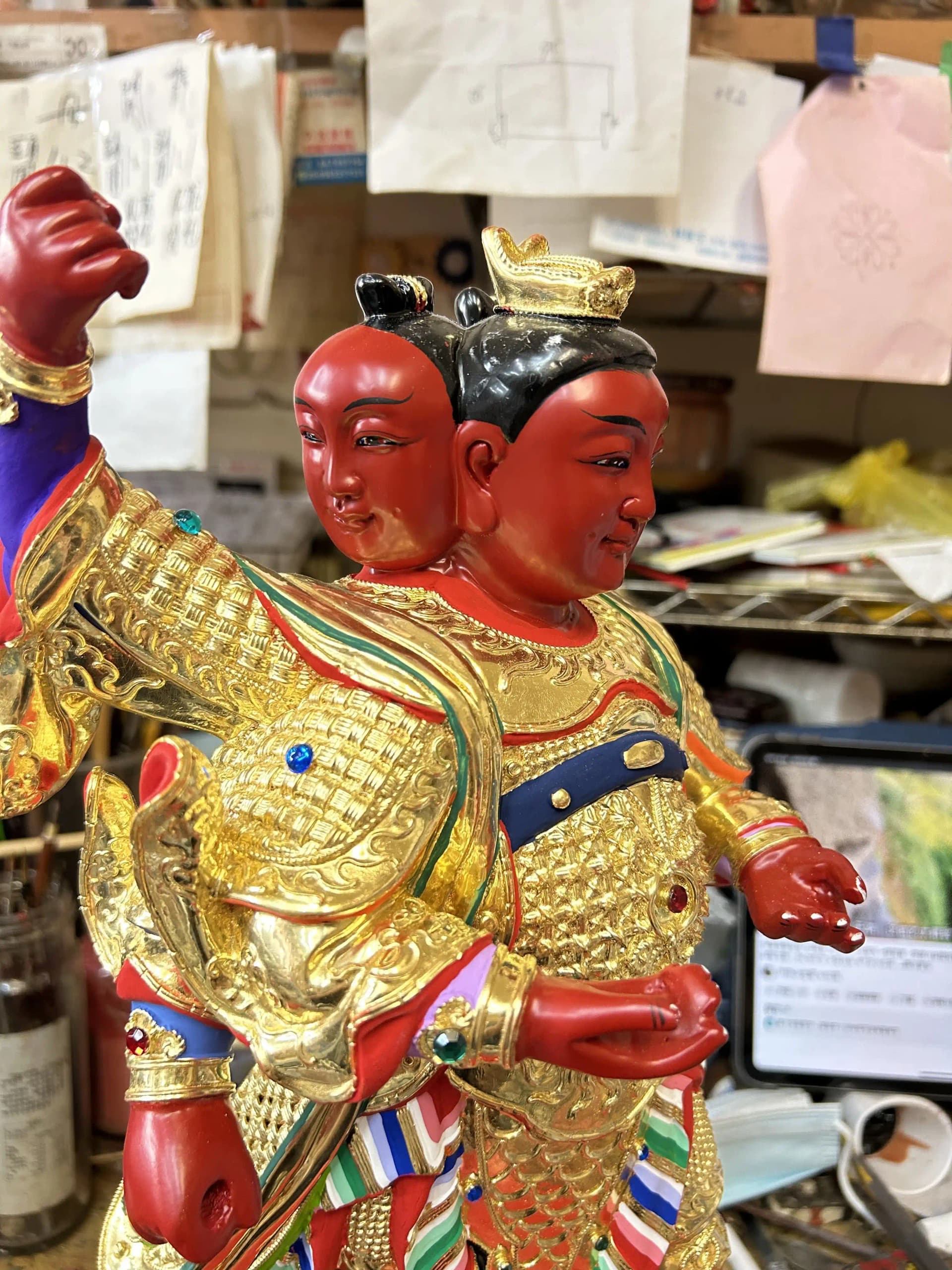 和東雕刻佛具行師傅手工雕刻木雕神像過程