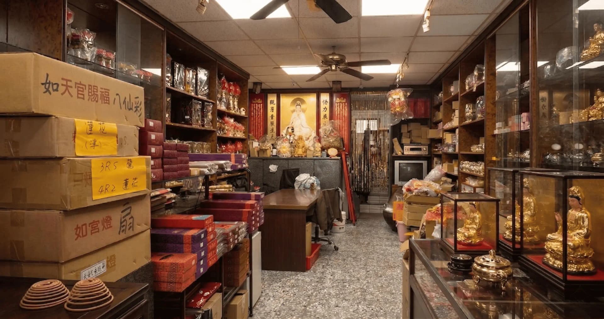 和東雕刻佛具行工作室內手工雕刻神像場景